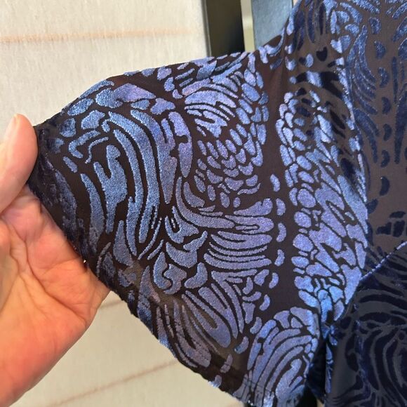 Torrid NAVY Blue Purple Print Velvet V-Neck Short Sleeve keyhole Dress Size 1X - Picture 4 of 12